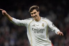 西甲最新积分榜发布：皇马4-1大胜逆转巴萨登顶，维尼修斯状态火热